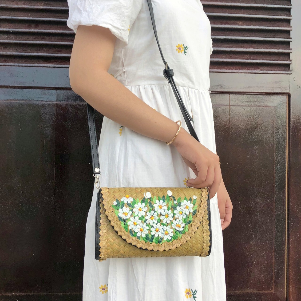Túi cỏ bàng đeo chéo vẽ hoa cúc hoạ mi