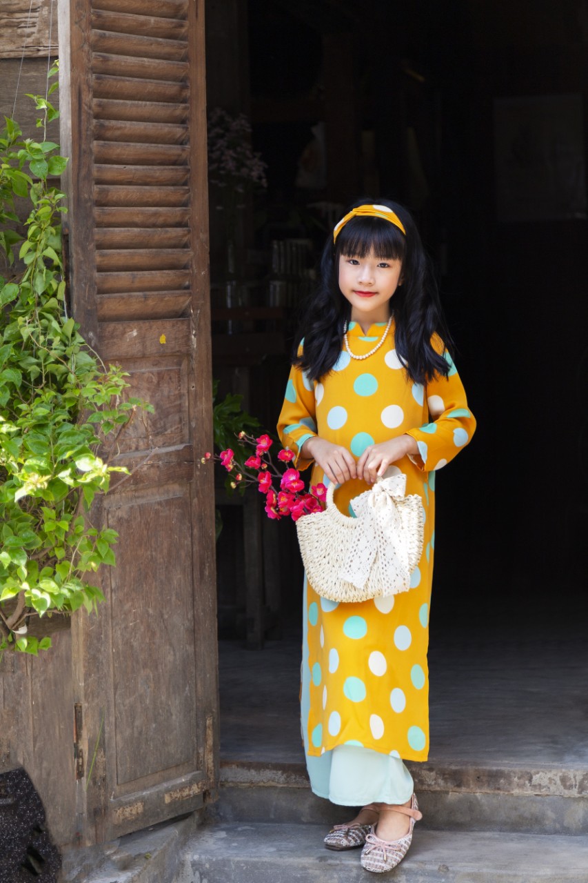 Áo dài Cô Ba Sài Gòn họa tiết chấm bi dành cho bé