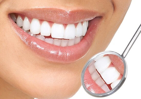 Kem đánh răng Aquafresh trắng răng bạc hà thơm mát Whitening Action