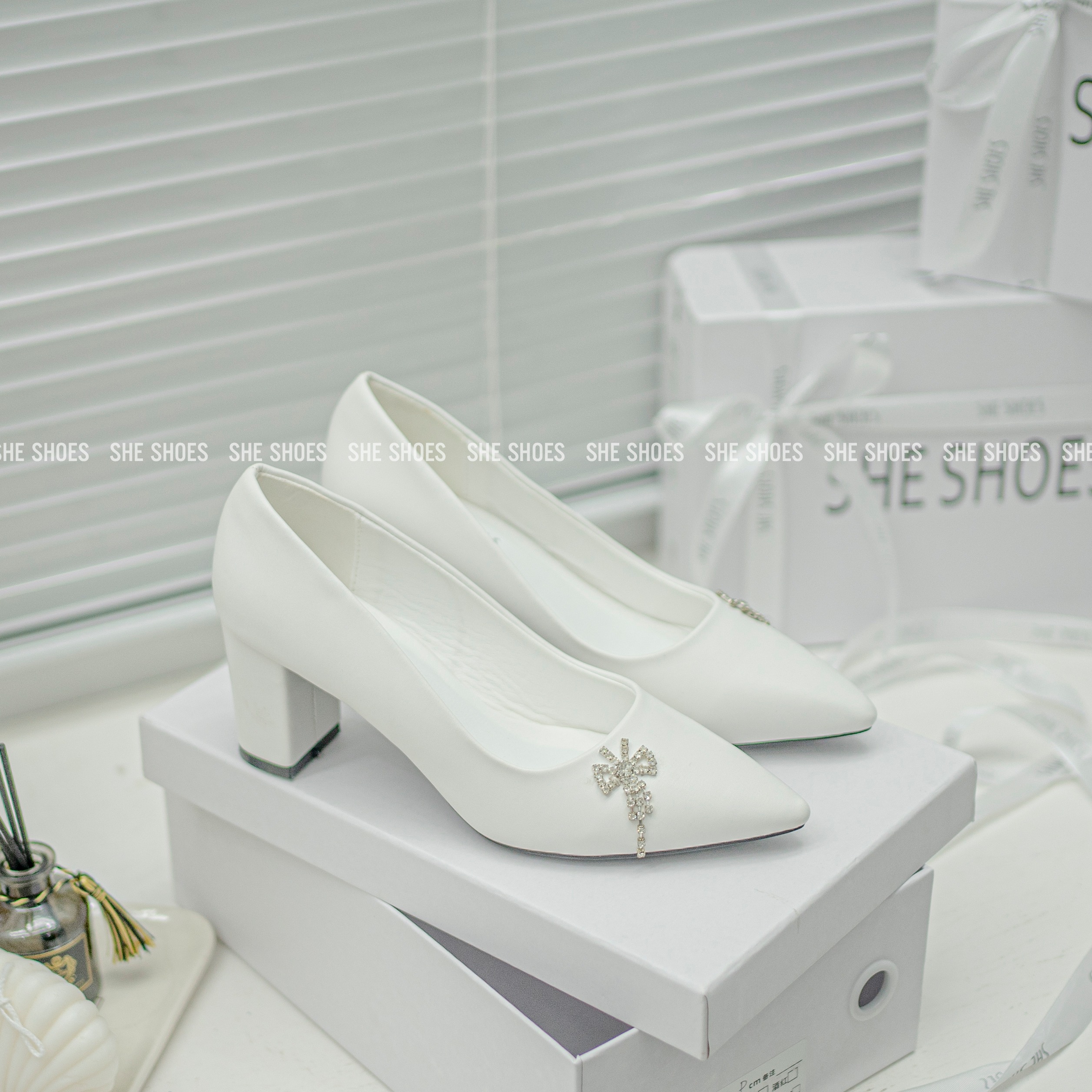Giày cưới da pu gót vuông đính nơ đá vie - gc07042