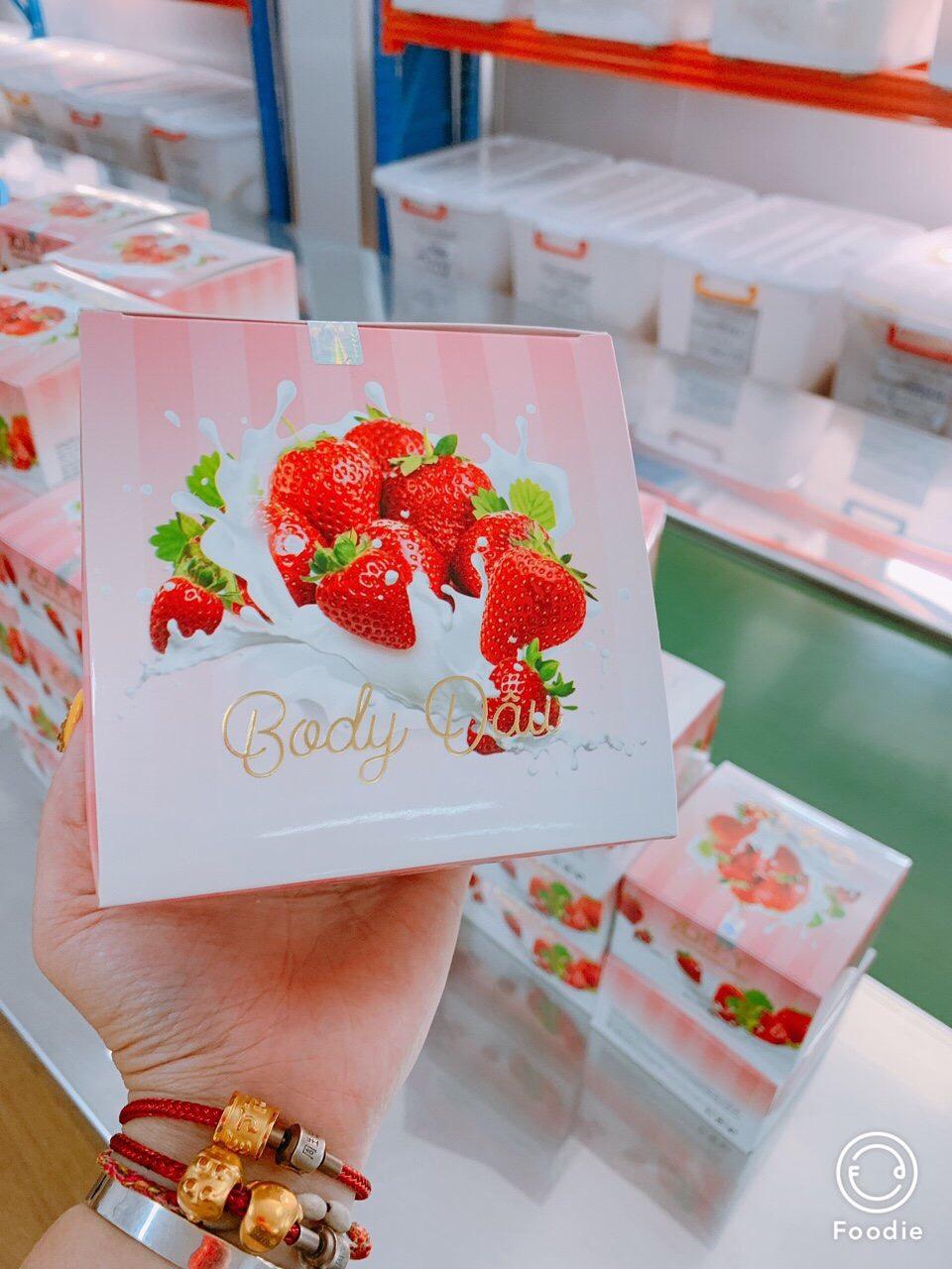 Kem trắng da Body Dâu Zoley 200gr