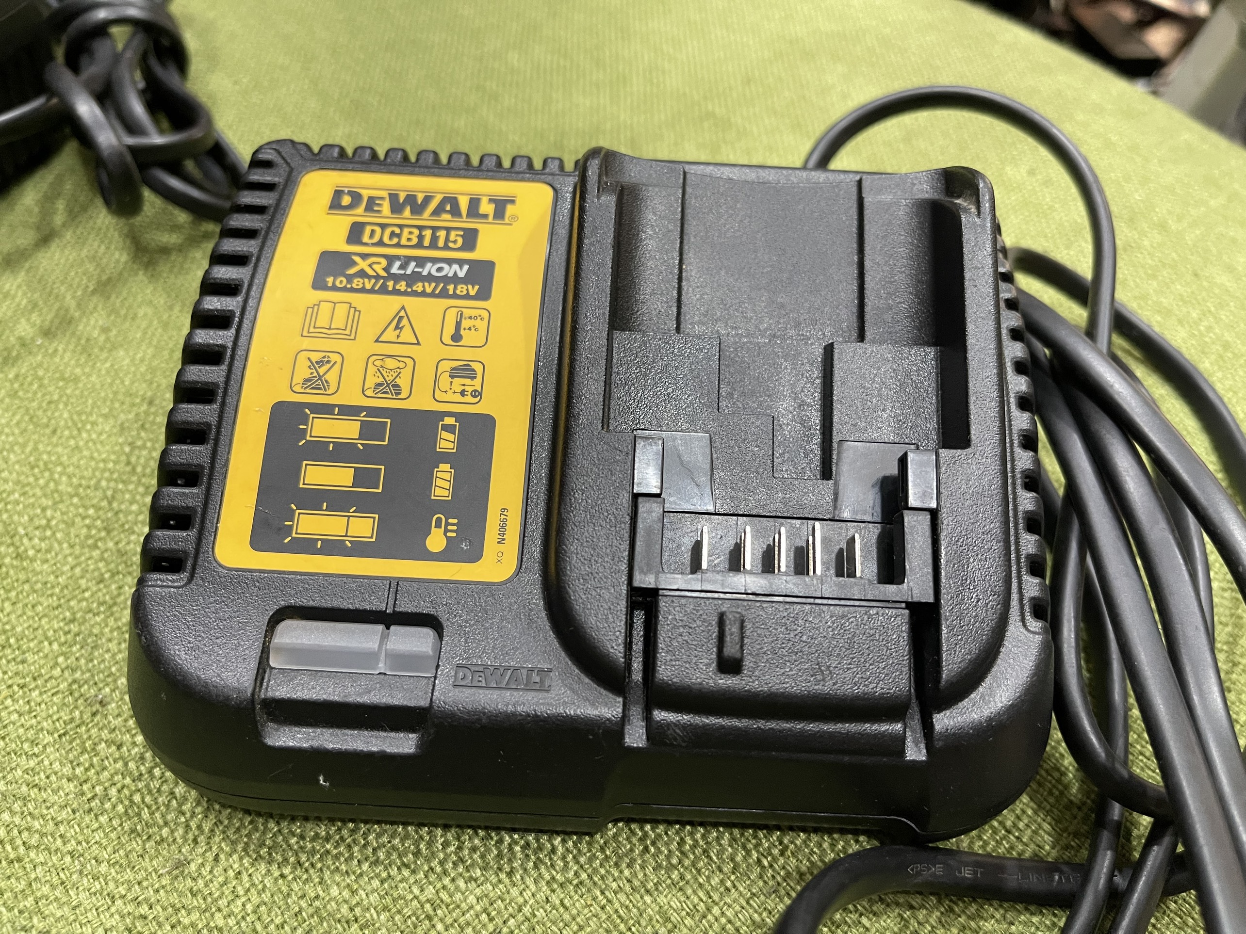 Đế sạc pin dewalt dcb115 10.8v-18v
