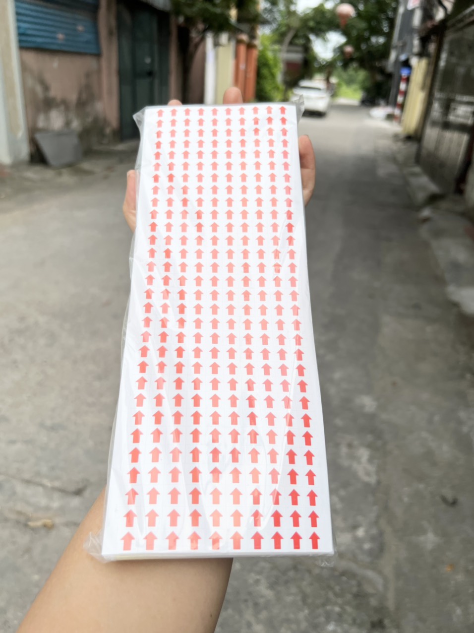 Combo 100 tờ mũi tên dán lỗi , nhãn dán mũi tên, Decal dán mũi tên báo lỗi sản phẩm sử dụng trong nghành may