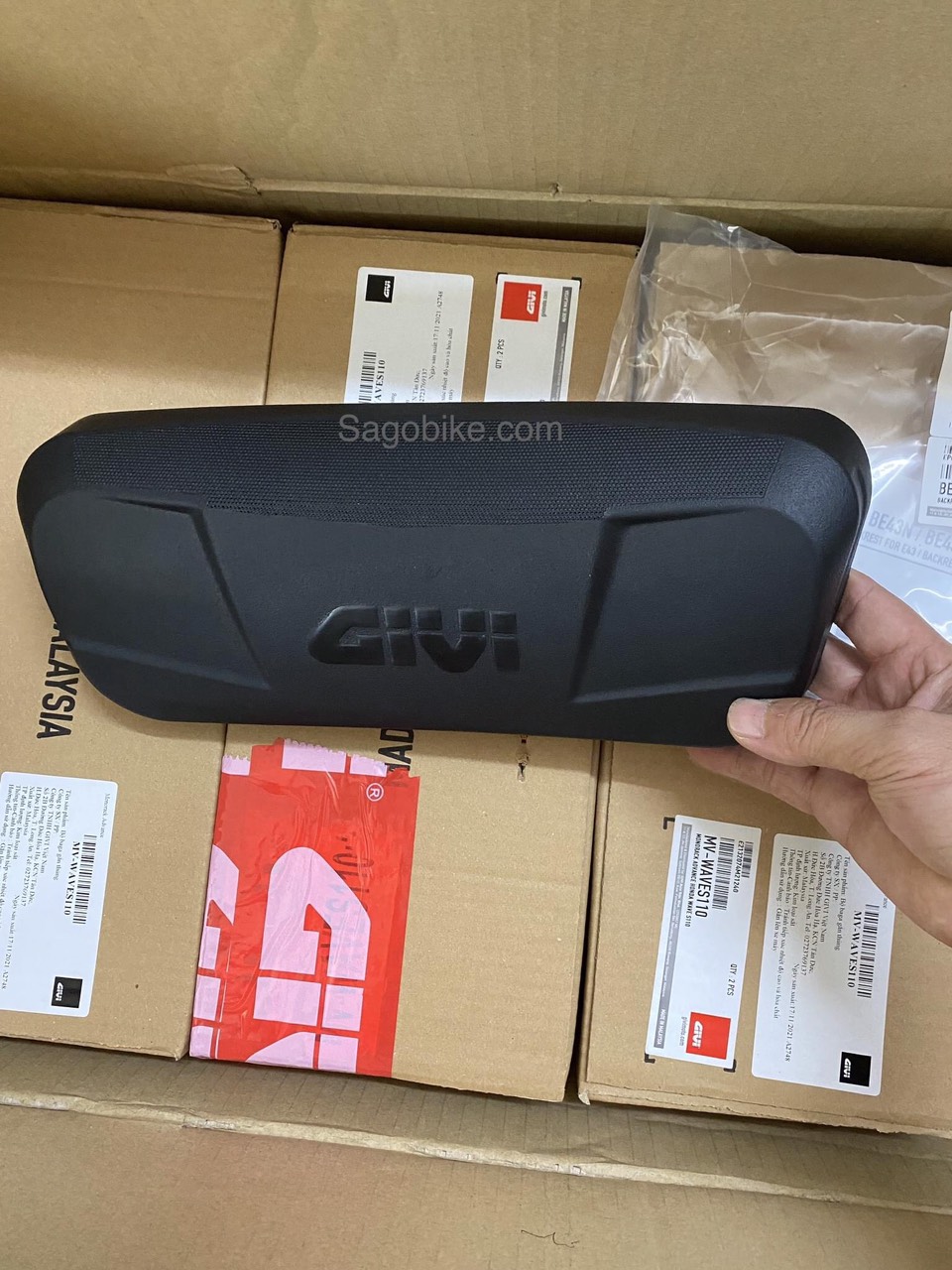 Gối tựa lưng givi BE43N gắn cho thùng givi E43NTL, E20N