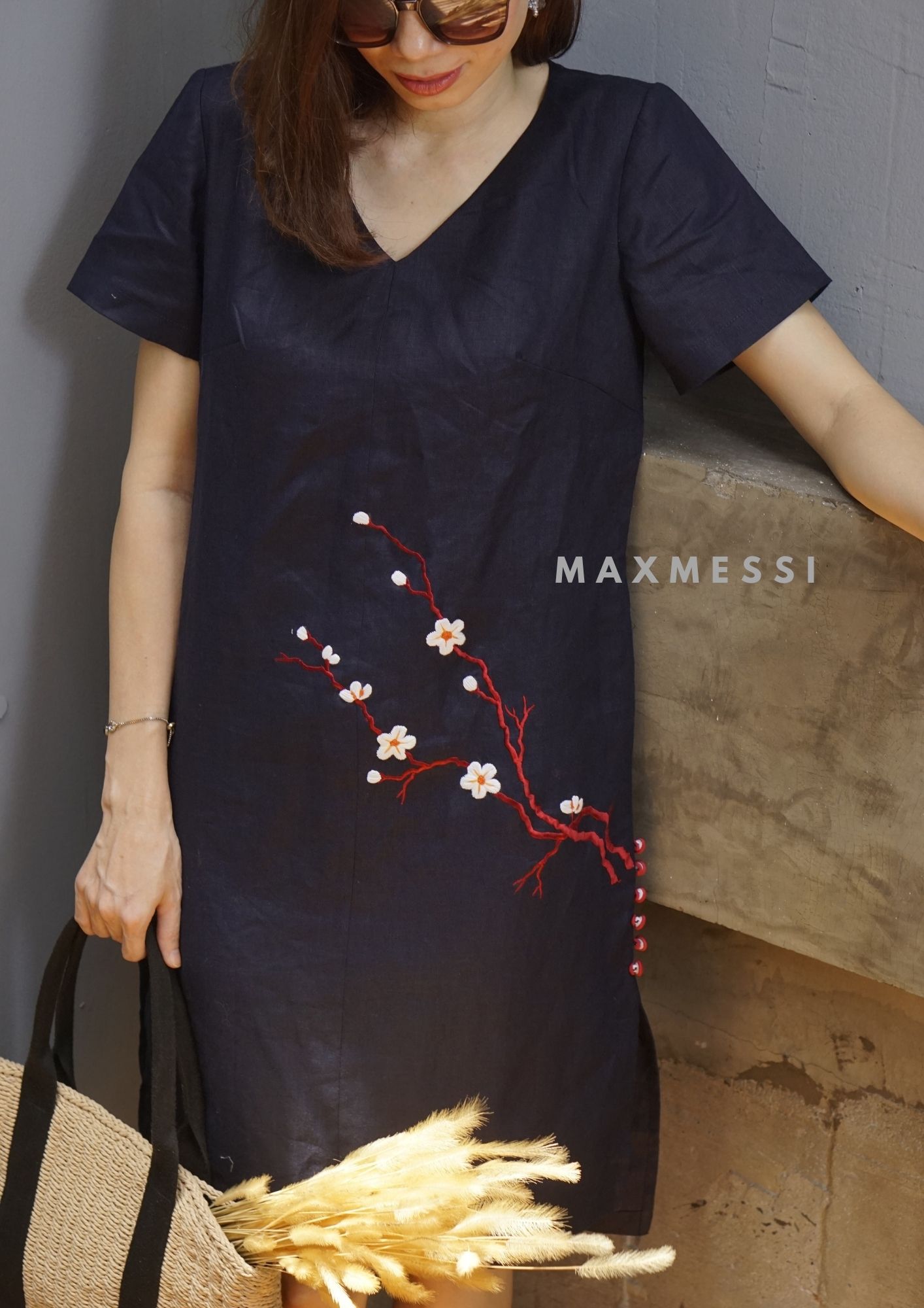 Đầm Linen thêu cổ tim LEA - MaxMessi