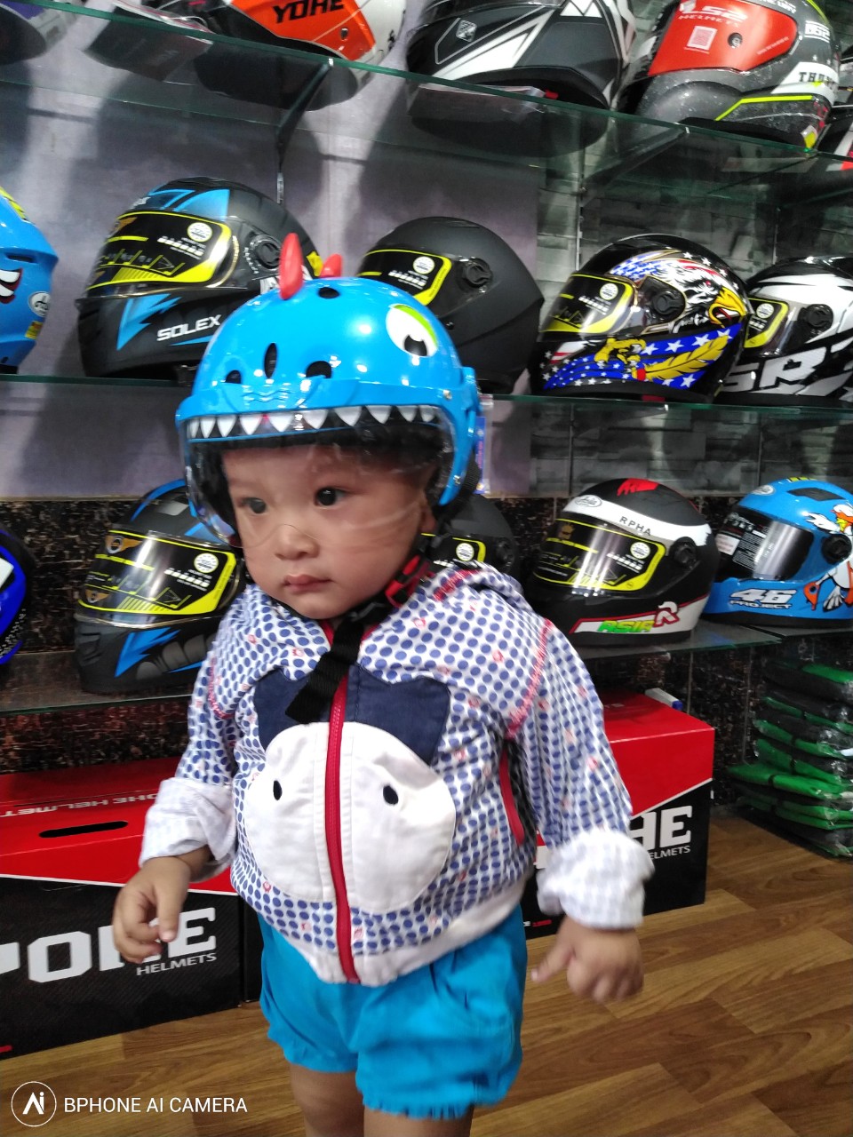 Mũ bảo hiểm trẻ em khủng long kính