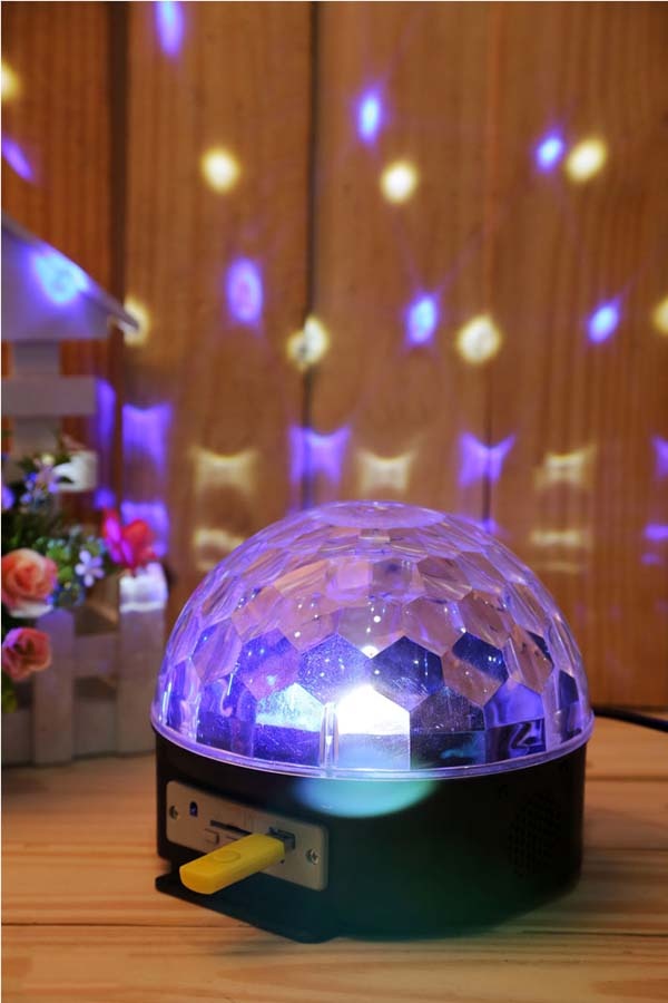 Đèn LED sân khấu bar vũ trường chớp 7 màu hiệu ứng nhấp nháy xoay theo nhạc có remote điều khiển