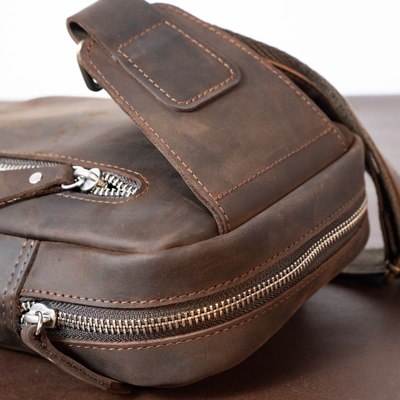 Túi đeo chéo da bò , da nhập khẩu cao cấp Basic nâu đen - Manuk Leather design