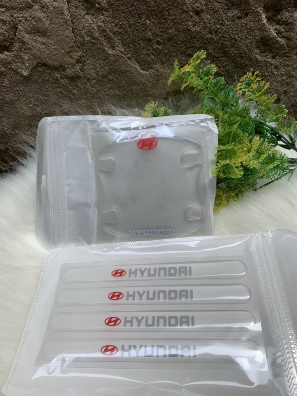 Bộ 8 Miếng dán Silicon chống xước hõm tay nắm cửa Ô tô kèm Logo xe ( Huyndai )