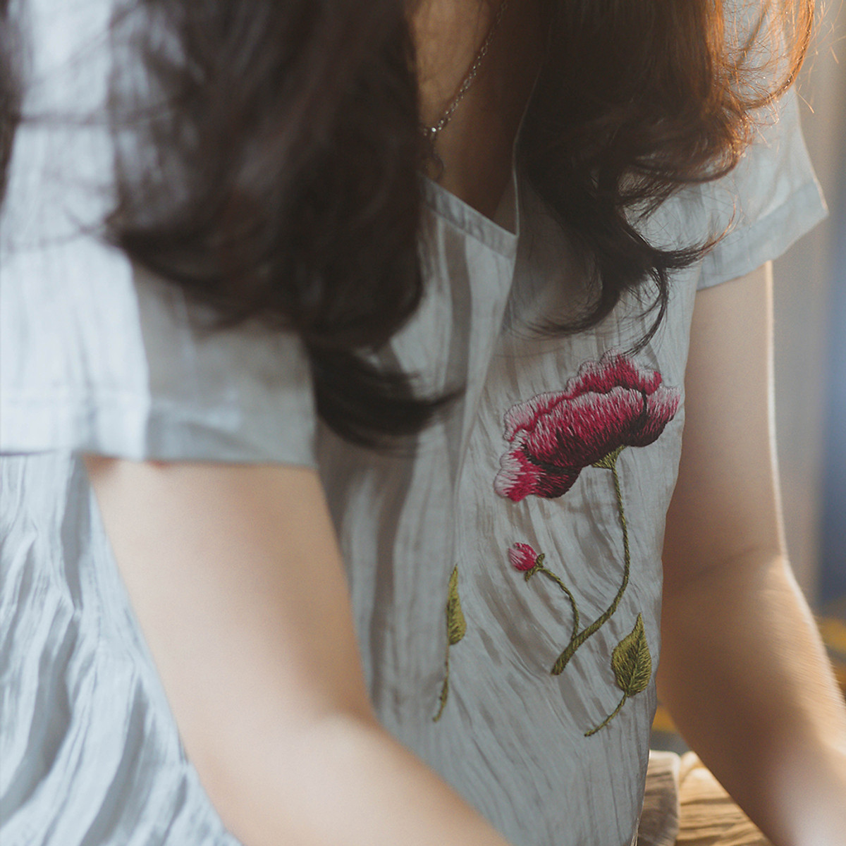 Áo Lụa Tơ Tằm Cổ Tim Thêu Tay