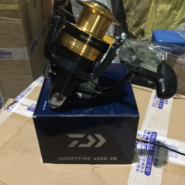 Máy câu cá daiwa 2500 - 4000 2b ( y hình )  (cam kết bảo hành đổi trả trong 2 tuần đầu)