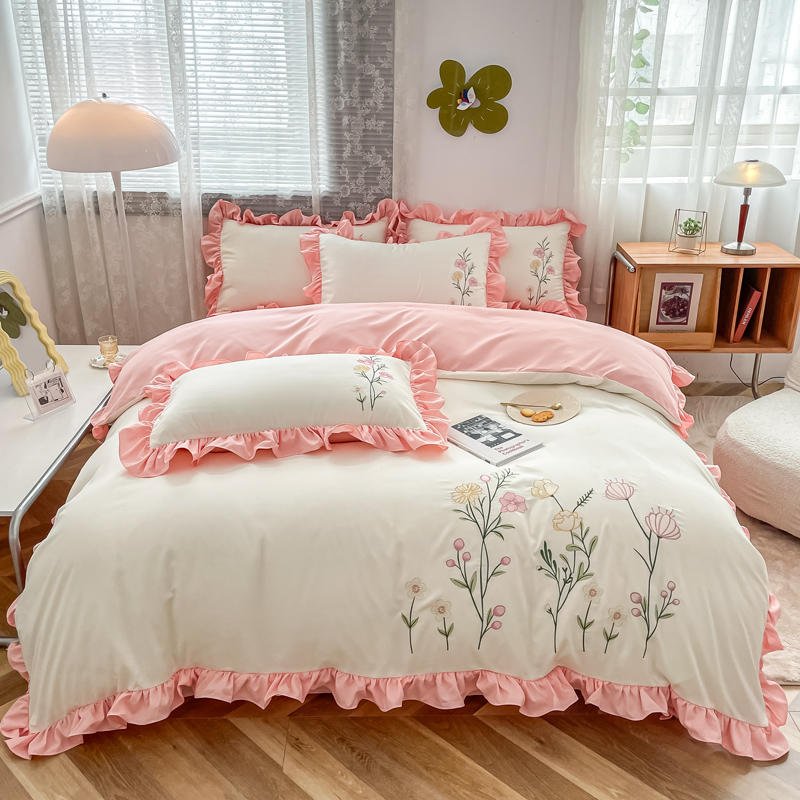 Set chăn ga gối phi lụa thêu hoa tinh tế mẫu mới.
