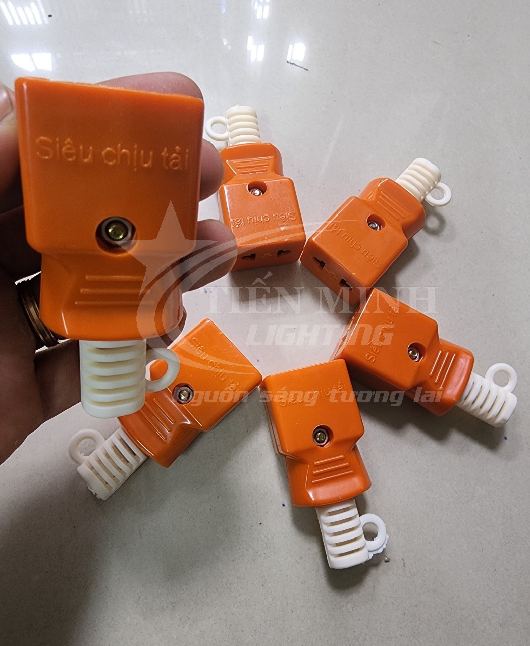 Phích cắm cái (phích nối âm) chịu tải 6000W, lõi sứ chịu nhiệt, vỏ nhựa bền, chống va đập tốt