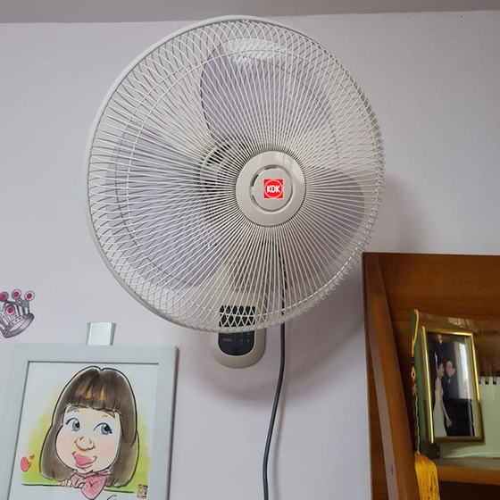 Quạt treo tường KDK M40M màu trắng sữa