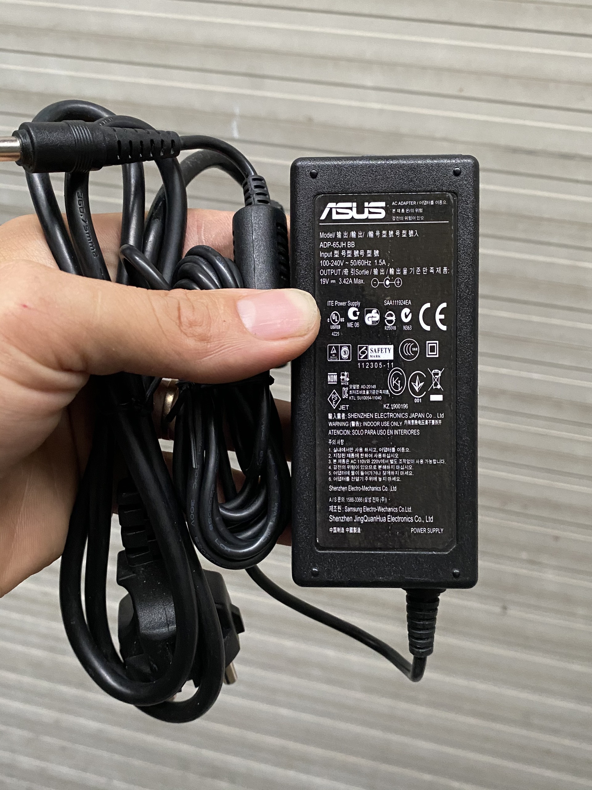 Sạc laptop Asus 19V-3.42A zin bóc máy