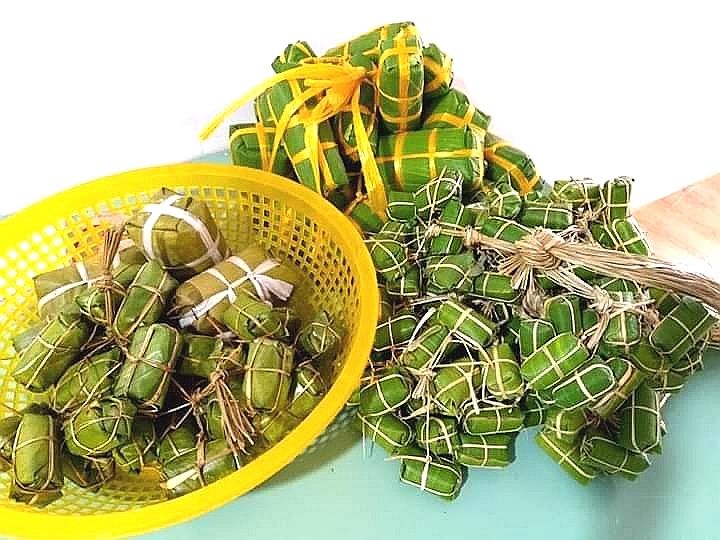 Nem chua (14 cái/xâu) - Đặc sản Nha Trang