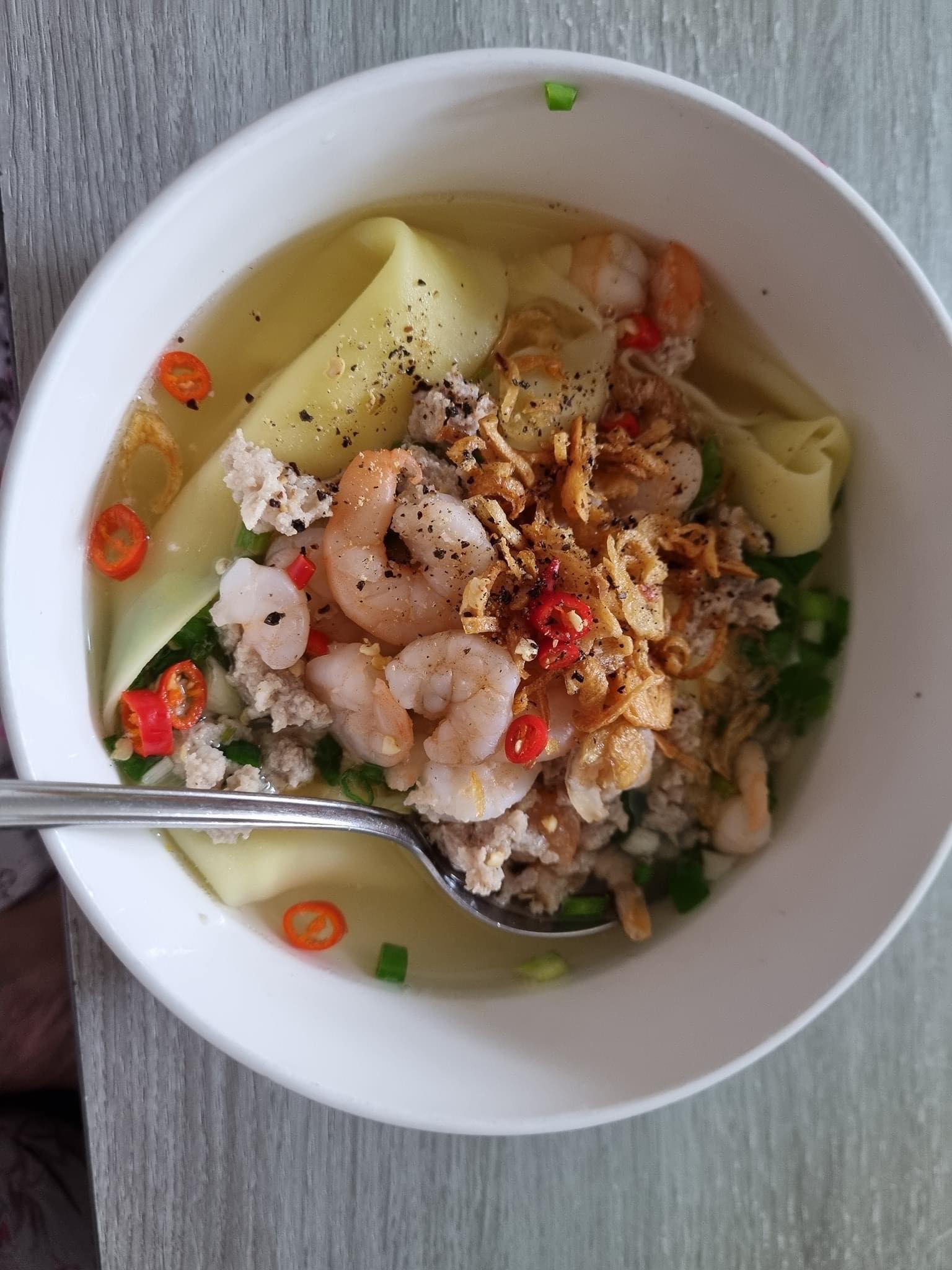 Hoành thánh lá