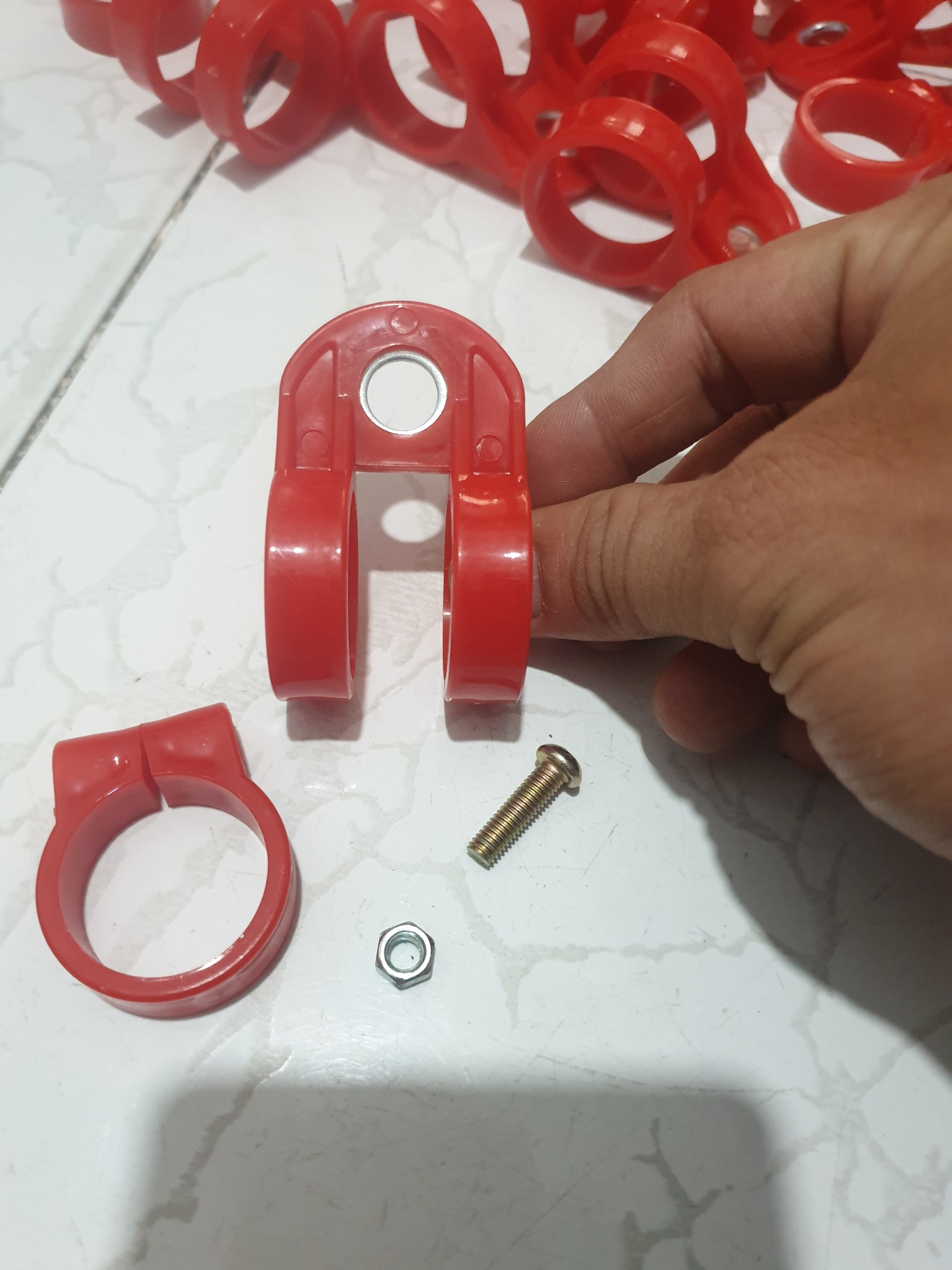 (2 CÁI- NHỰA) MÓC DÂY ĐEO MÁY CẮT CỎ. phi 28mm - 26mm