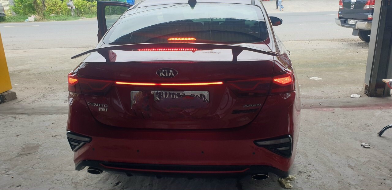 Đuôi gió thể thao sedan.