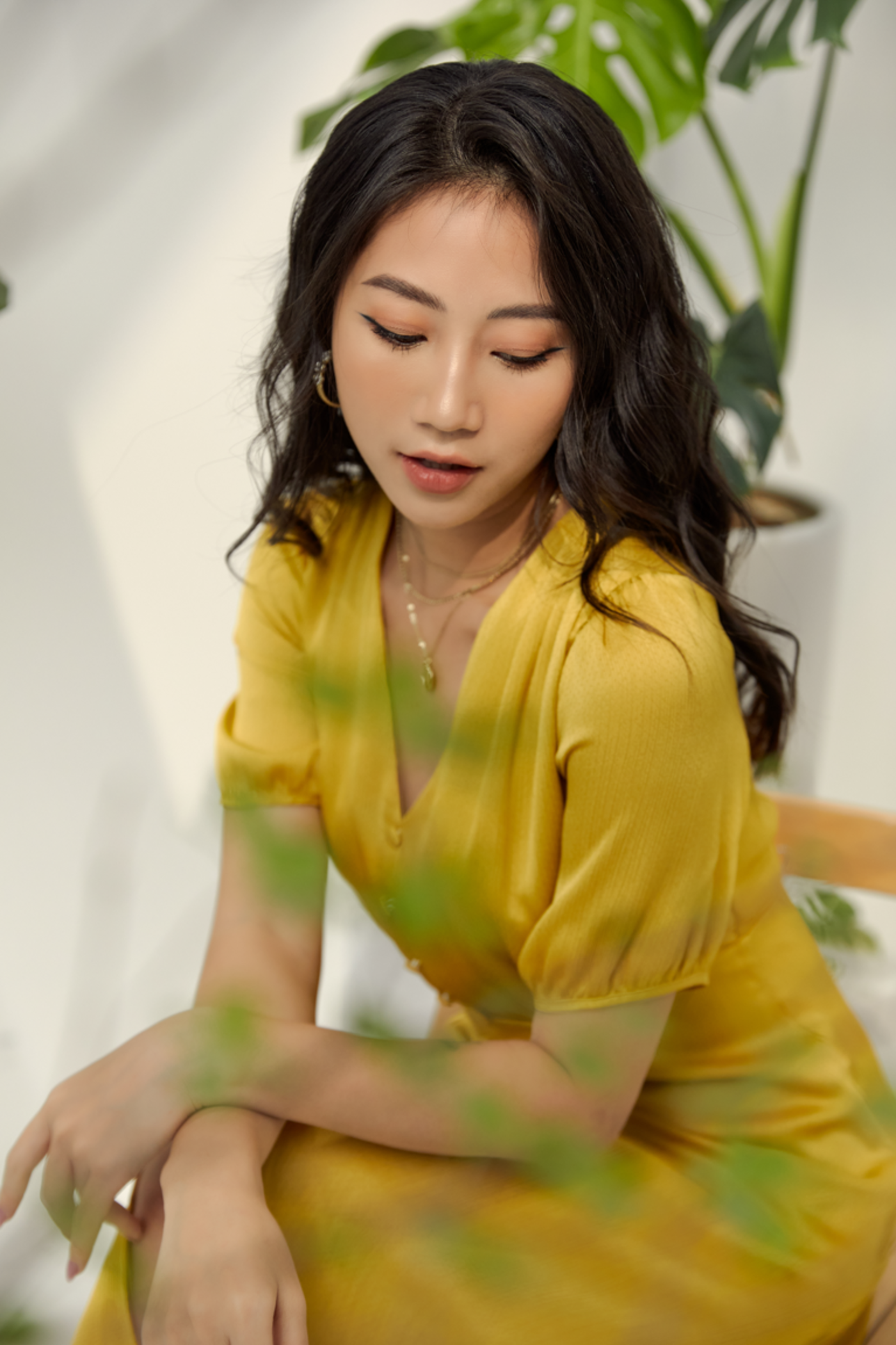 Đầm lụa cổ V phối nút dọc thân nữ tính IVY moda MS 48M6680