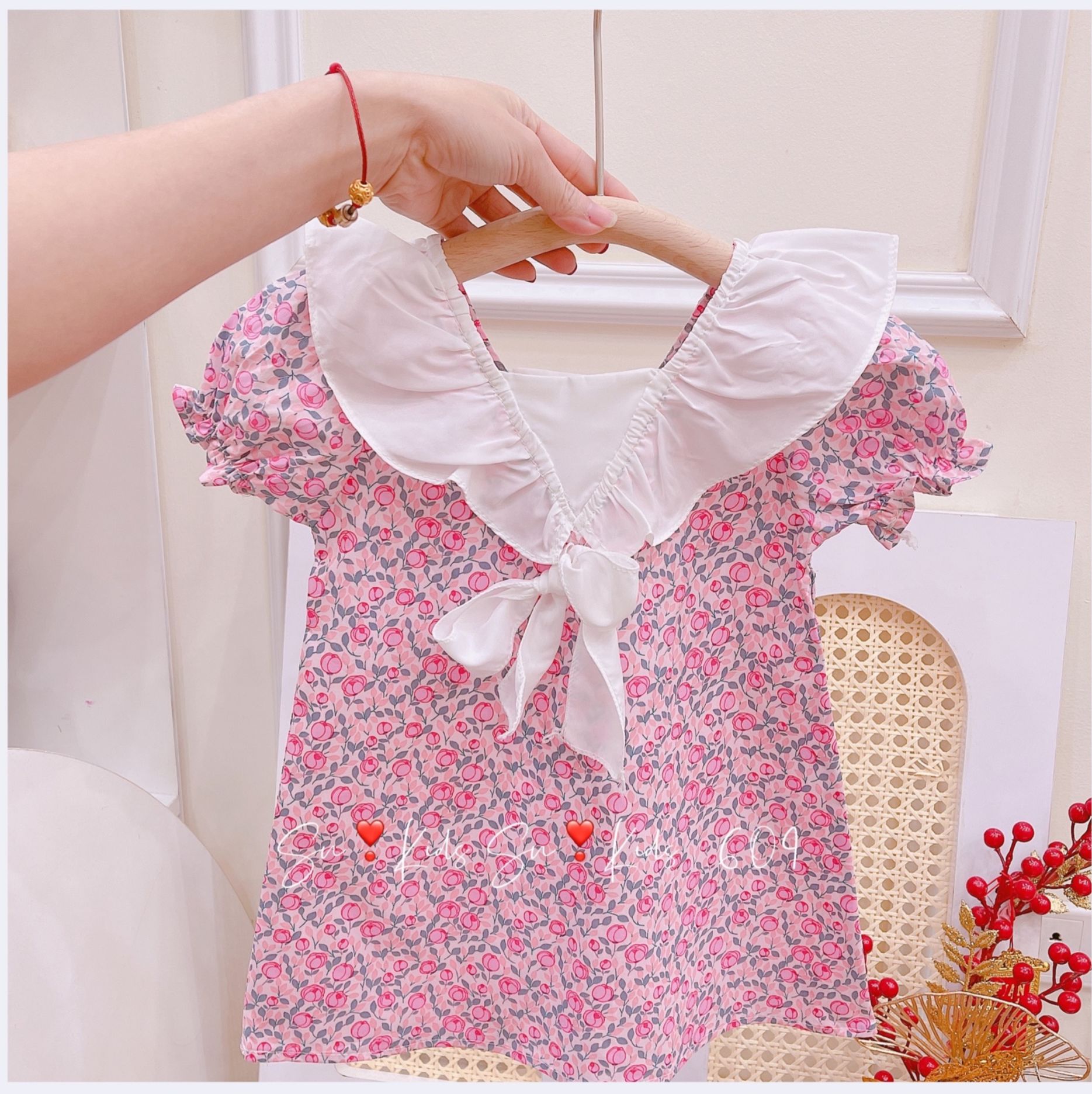 Váy cổ bèo cho bé gái diện hè