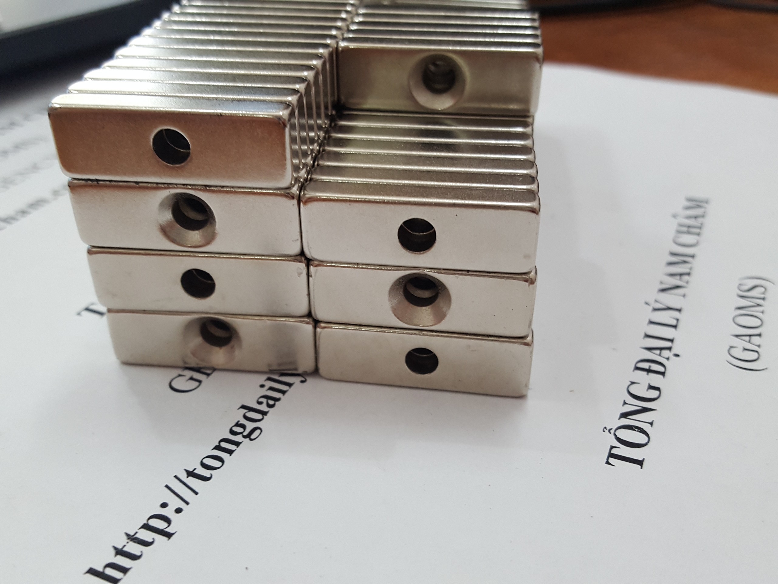 5 viên nam châm 30x10x5 lỗ vát 4mm