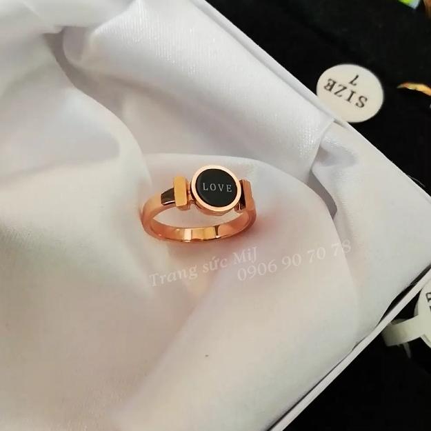 NHẪN TITAN MẠ VÀNG HỒNG MẶT TRÒN ĐEN LOVE
