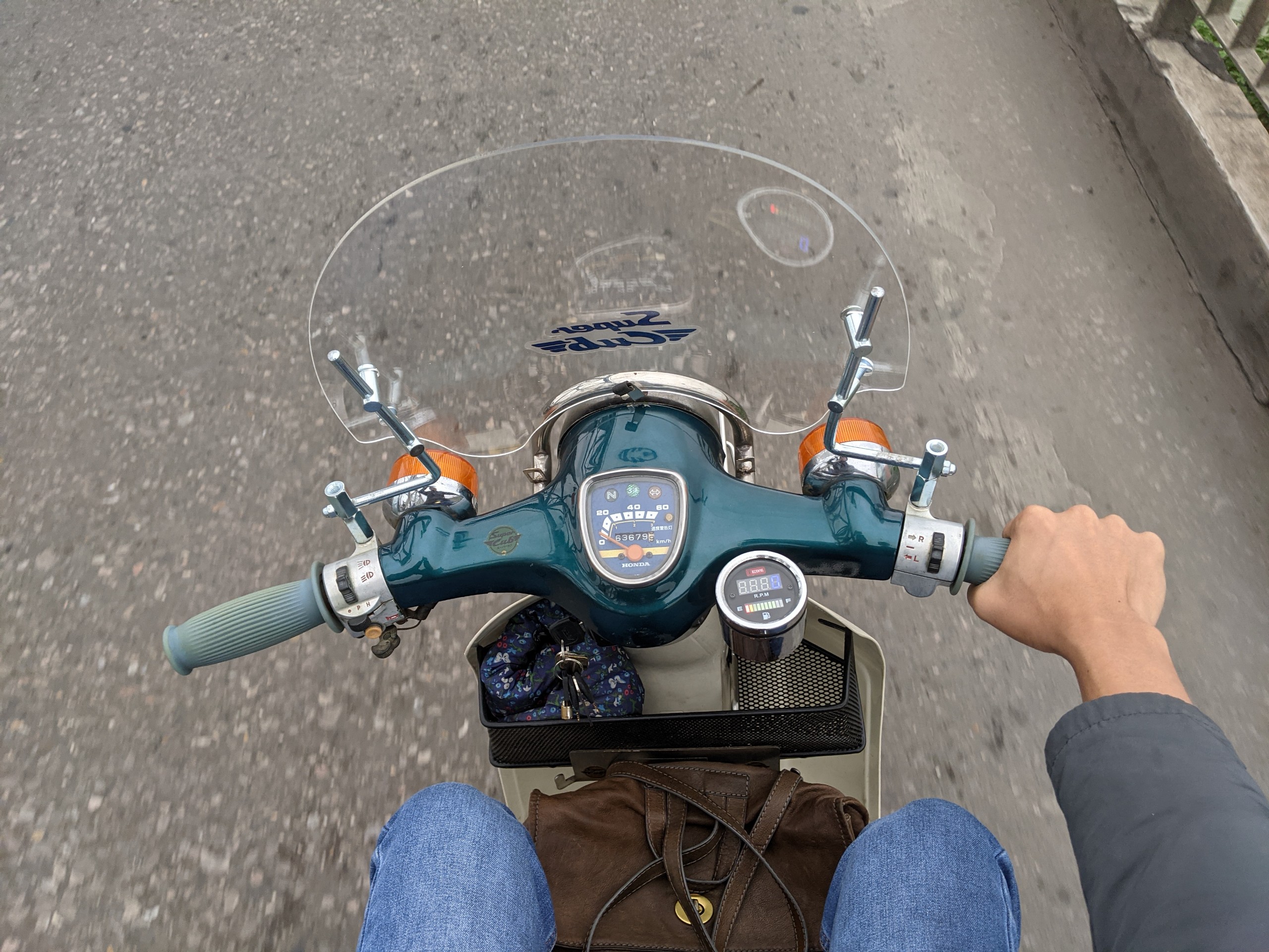 Kính chắn gió xe cub đèn tròn Asahi