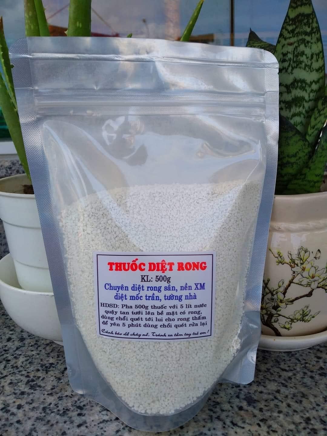 Bột tẩy rong rêu trên nền xi măng hiệu quả