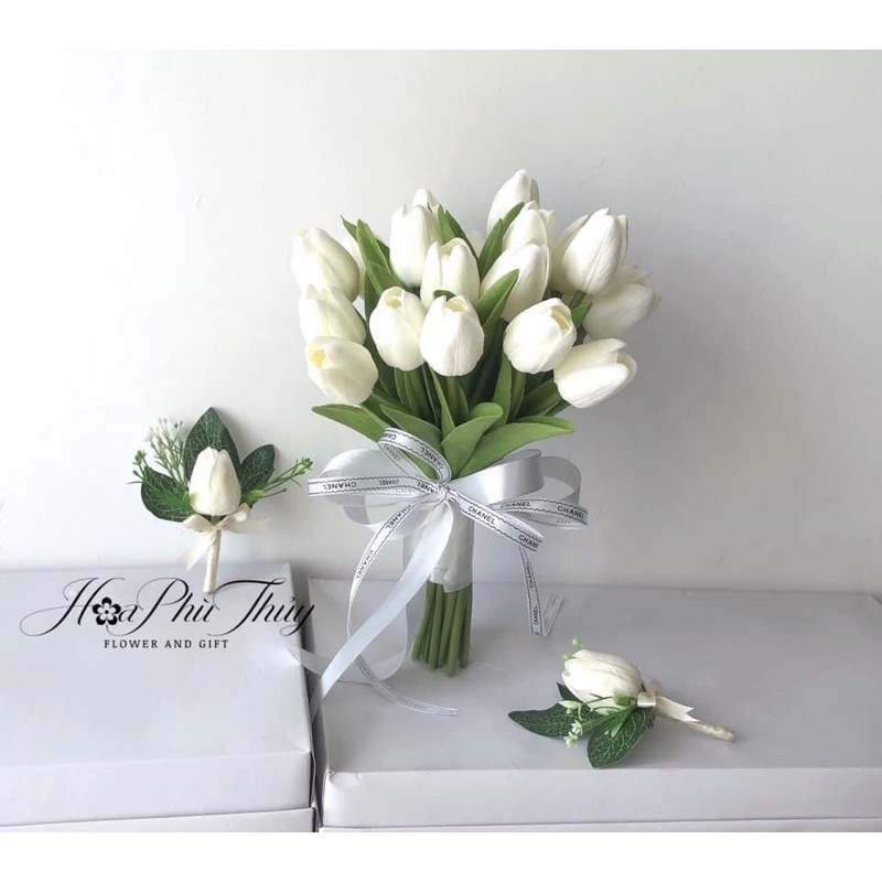 Hoa cưới tulip cầm tay cô dâu cao cấp