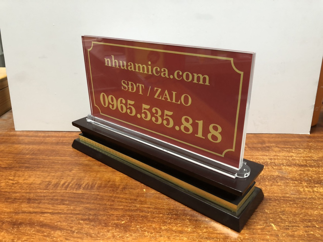 BIỂN CHỨC DANH ĐỂ BÀN ĐẾ GỖ (LOẠI KHÔNG ỐC)