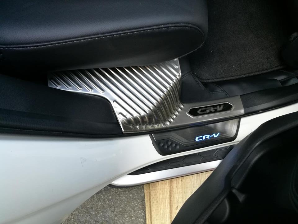 Ốp bậc cửa xe CRV,2018-2019-2020 2021 2022 2023. có đèn led chính hãng cắm giắc