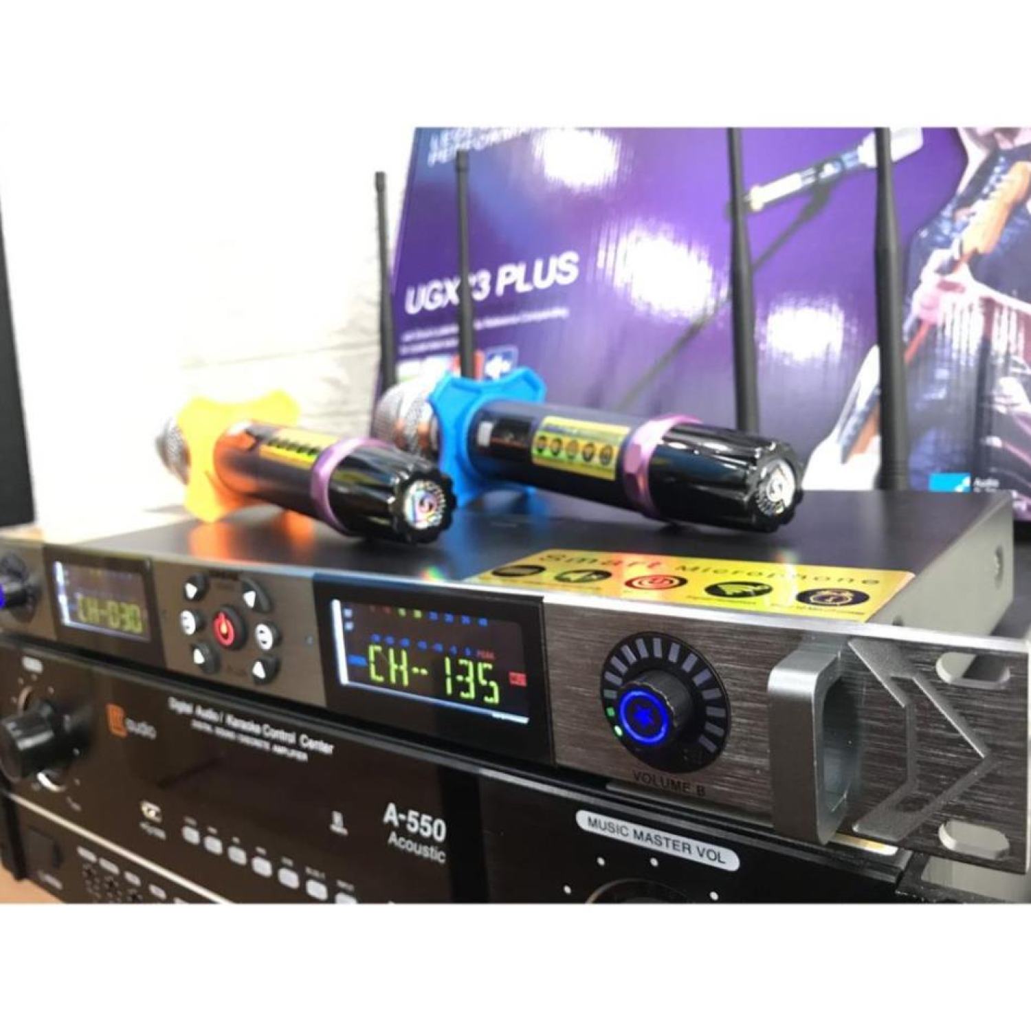 Micro Không Dây SHURE UGX 23 PLUS Cảm Biến Tự Ngắt, Dò Sóng Chỉnh Tần Số Hiện Đại. Dòng Karaoke Cao Cấp Quán Hát.