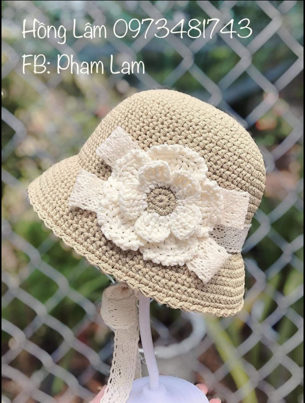 Hat holder to shape form the hat