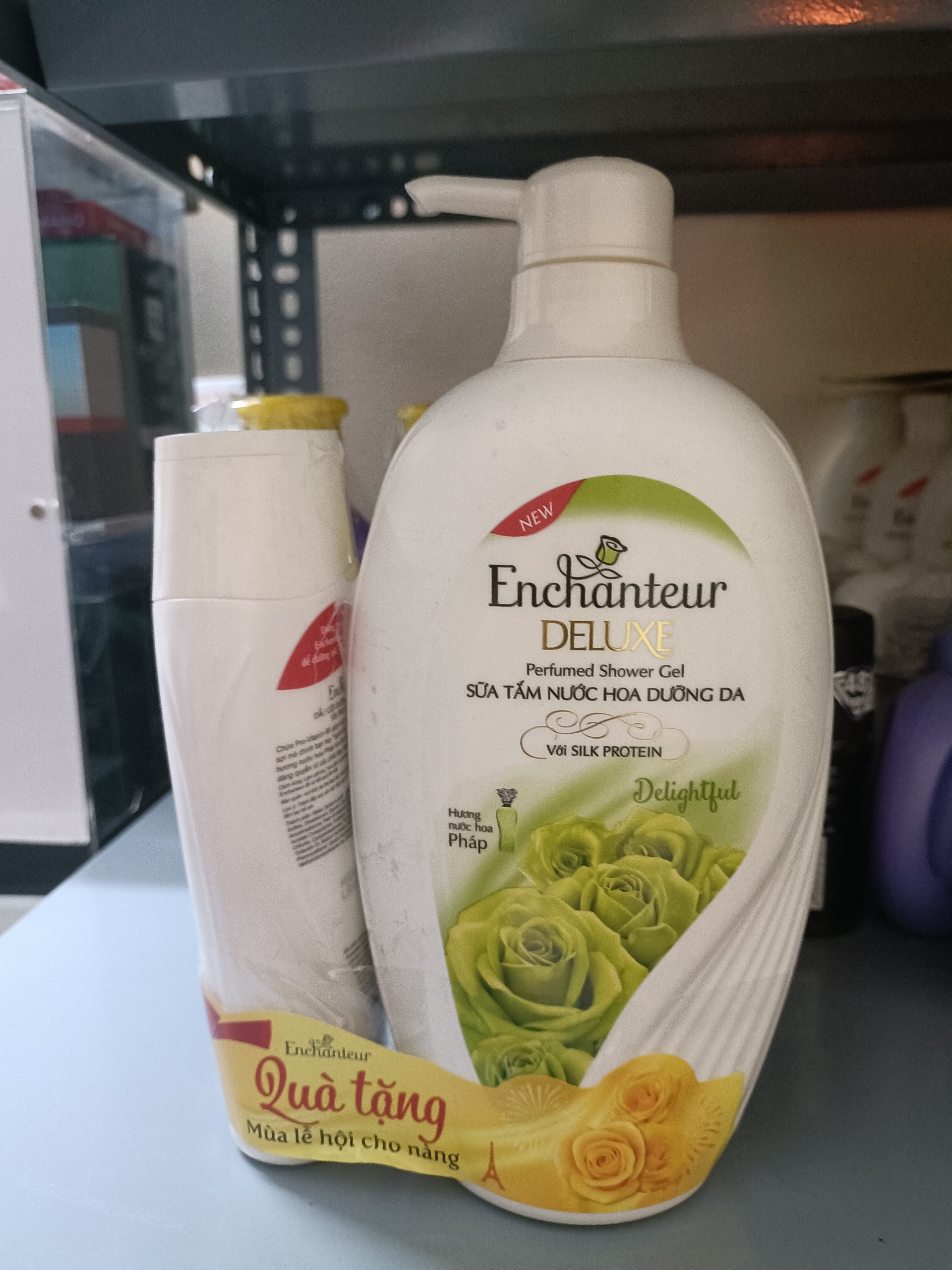 [HCM](Tặng kèm chai gội 150g)Enchanteur - Sữa tắm nước hoa dưỡng da (Deluxe) 650g Delightful