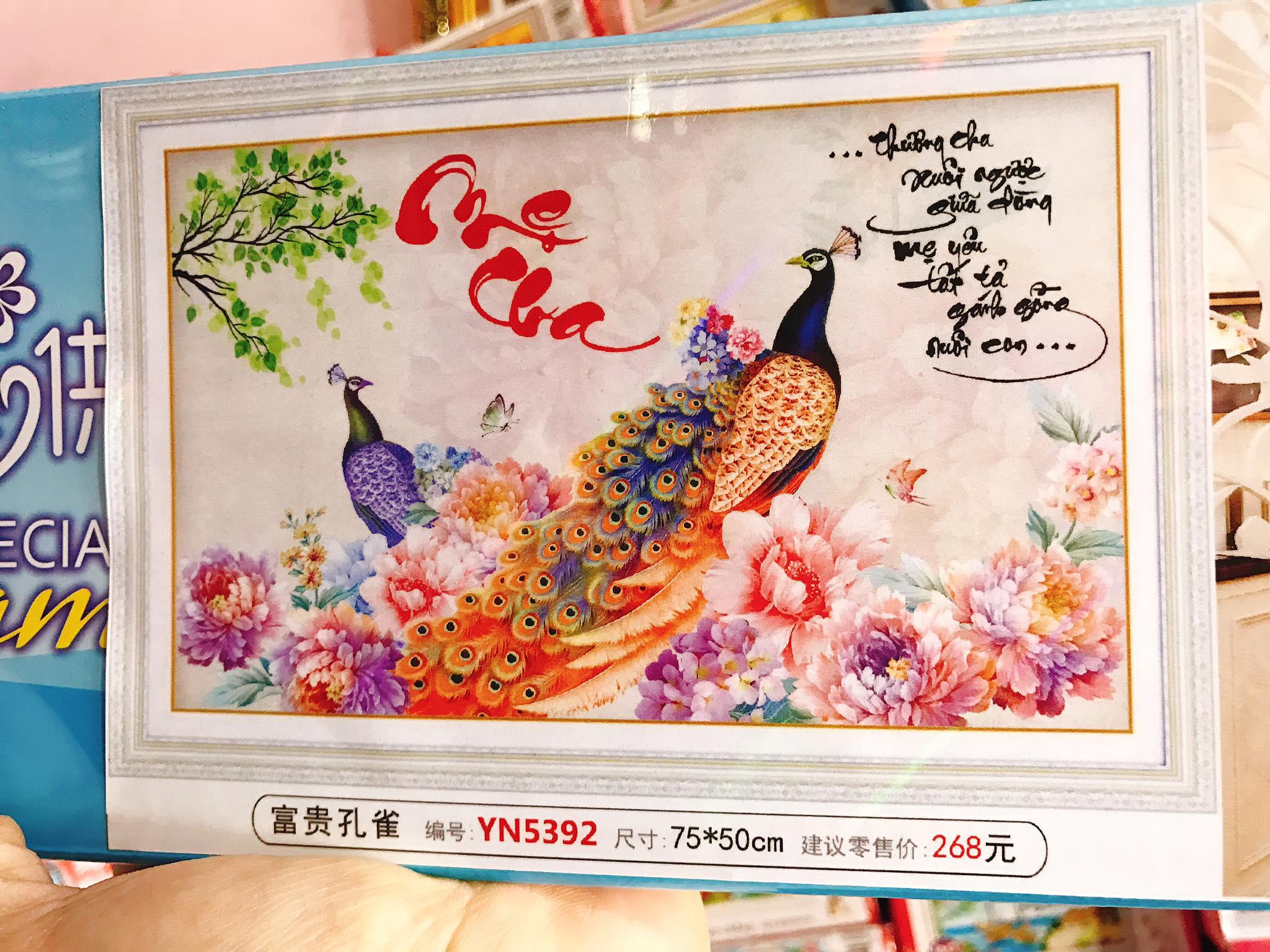 Tranh đính đá Cha mẹ đôi công YN5392 Kích thước 75x50cm