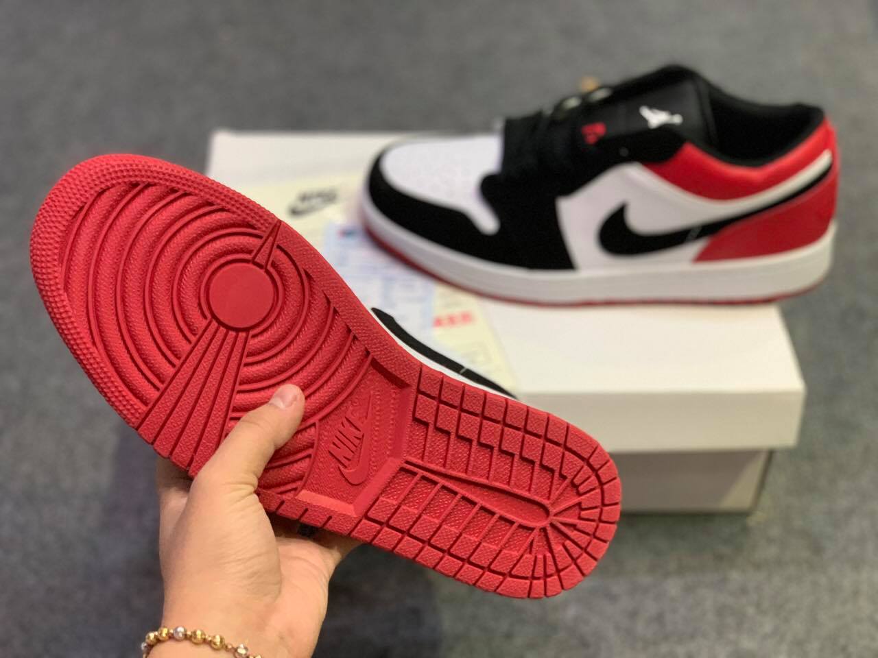 GIÀY JORDAN1 CỎ THẤP ĐỎ TRẮNG