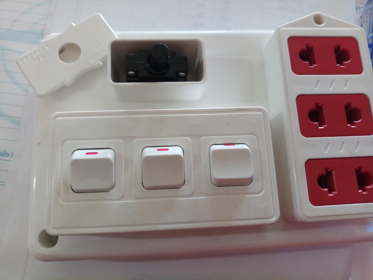 Bảng điện nổi Điện Quang - 1 ổ cắm 3 công tắc