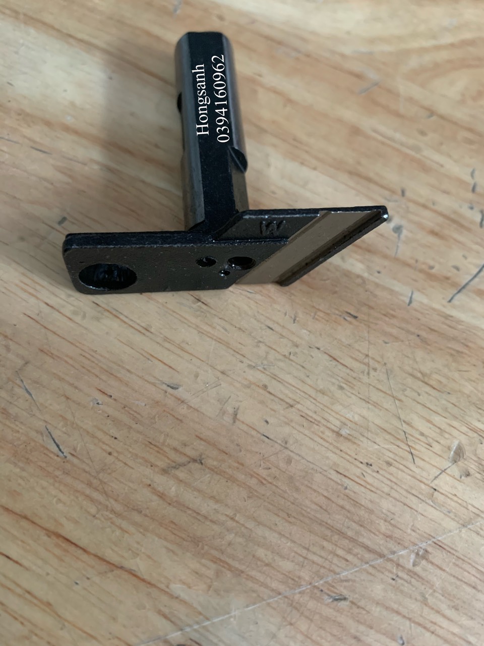 Cùi gắn dao dưới máy vắt sổ Siruba 4 ống