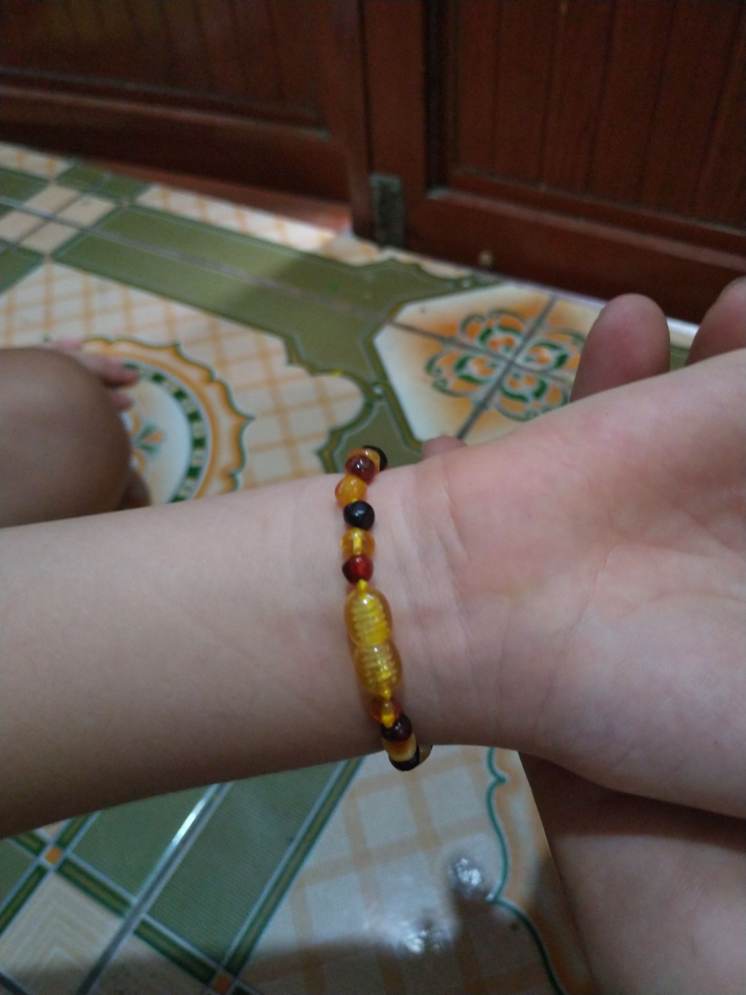 Vòng tay hổ phách cho bé
