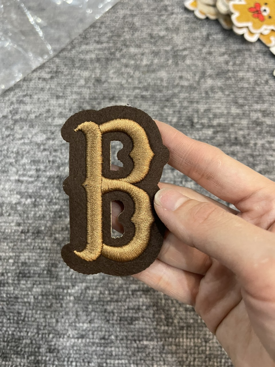 Miếng Sticker Thêu Ủi hình thương hiệu chu b