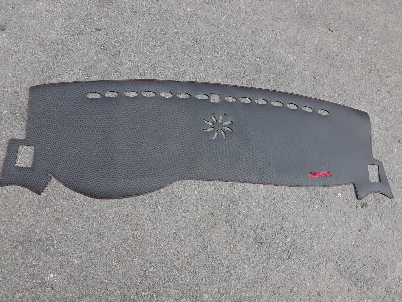 Thảm taplo da carbon xe KIA CERATO 2019 2020 2021 màu đen cao cấp Có Đế Chống Trượt Giúp Che Nắng Taplo, Chống Nứt Bạc Màu Taplo, Chống Lóa Mắt Và Tăng Thẩm Mỹ Cho Xe