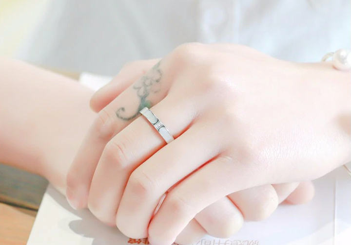 Nhẫn titan đính đá độc đá sang trọng