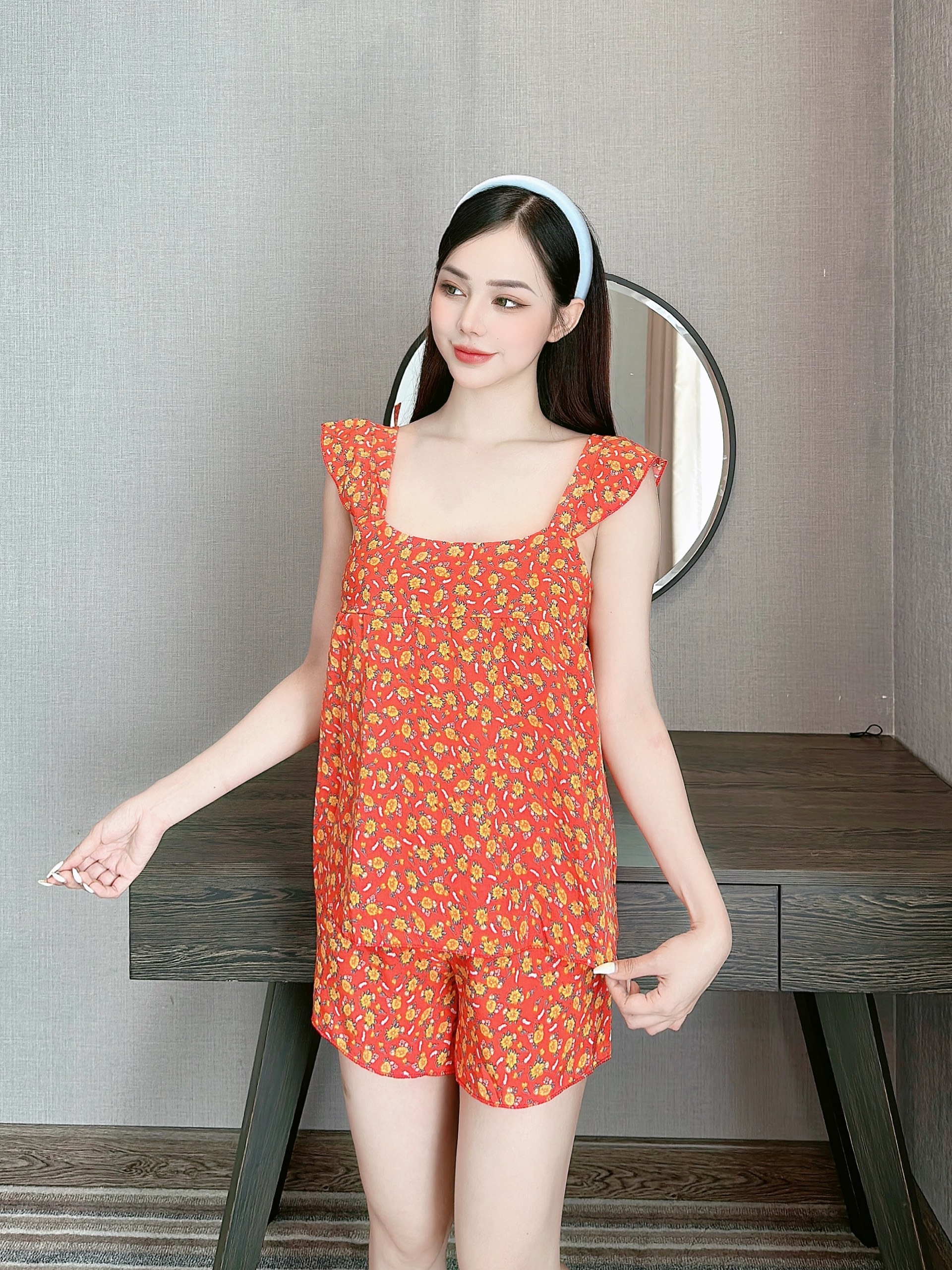 Set bộ mặc nhà chấm bi dễ thương. Size 45-58kg. Chất Lụa mềm mịn, mát mẻ.