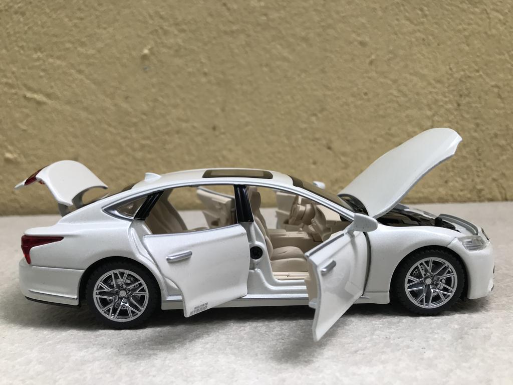 Mô hình xe ô tô LEXUS LS500h - 1:32