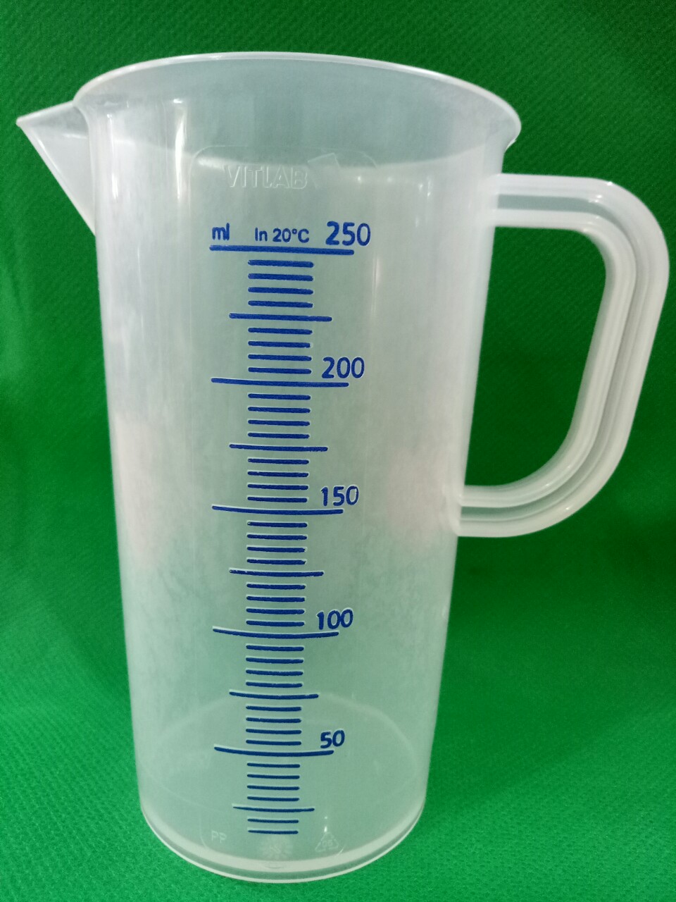 Ca nhựa PP vạch nổi xanh 250ml VITLAB