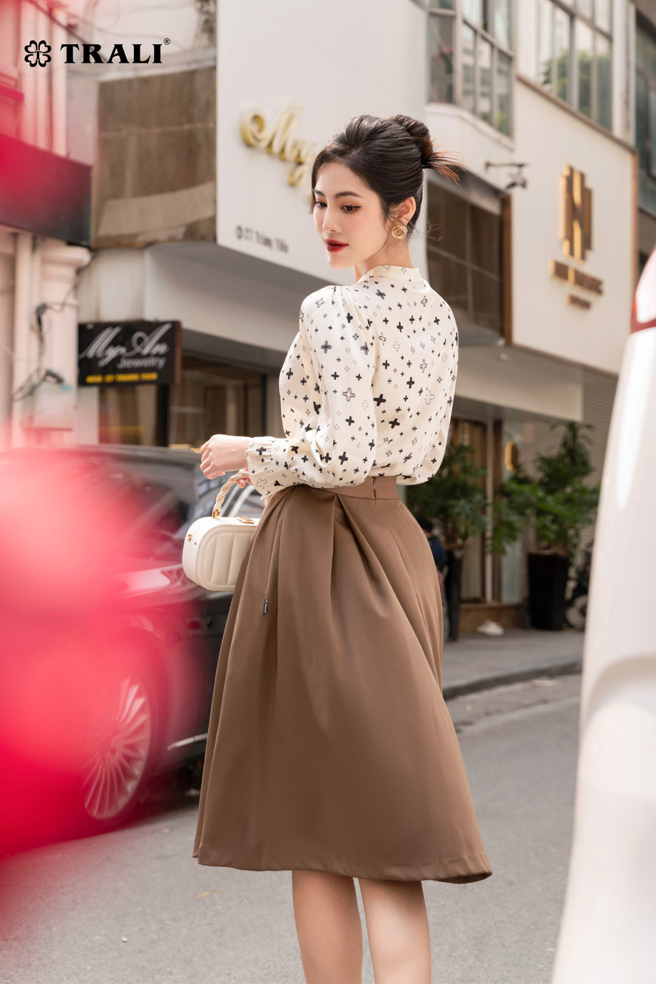 Áo Sơ Mi Nữ TRALI 23106 Màu Trắng Họa Tiết Lụa