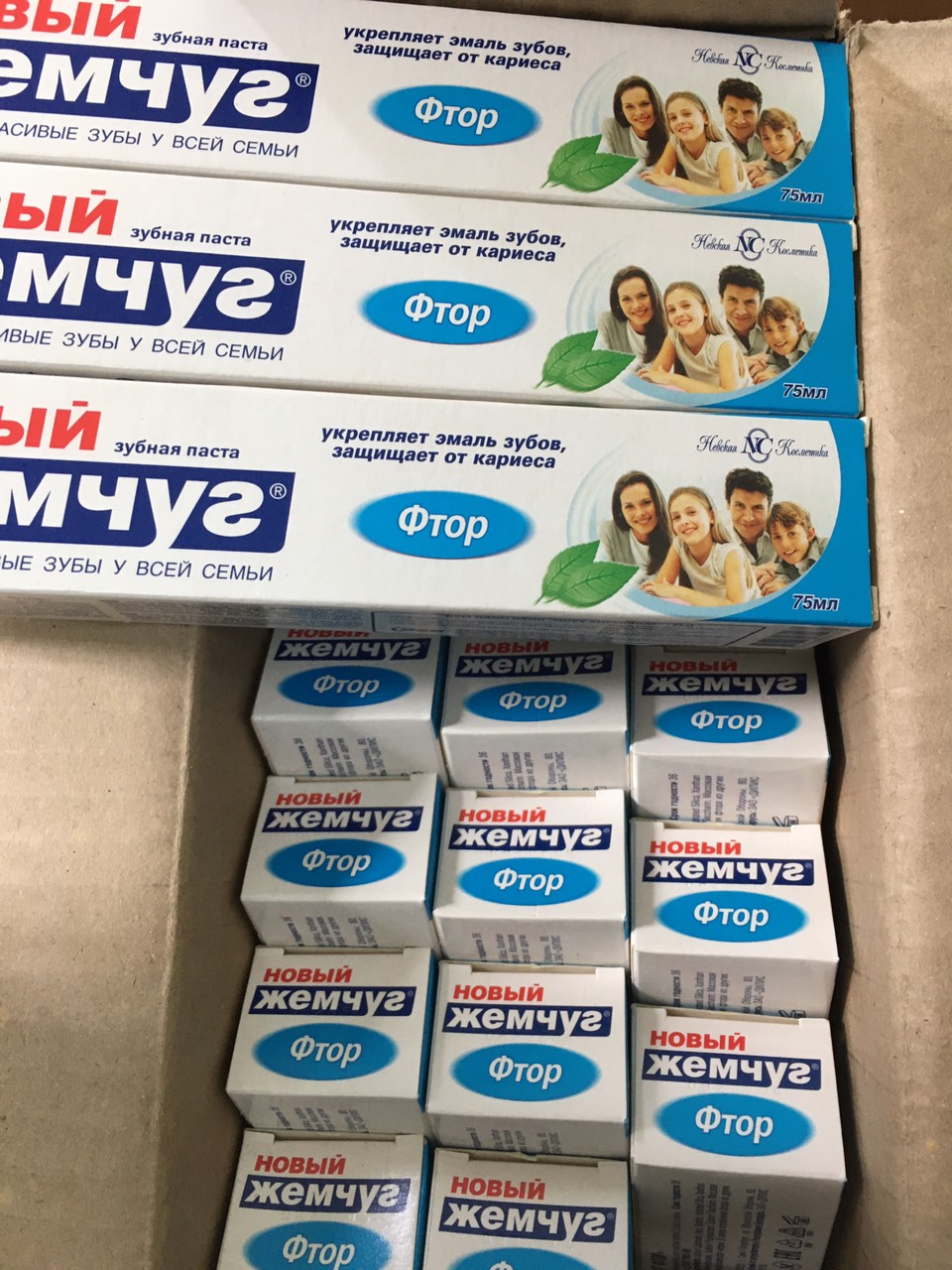 Kem đánh răng Nga Novy Zhemchug - Flo