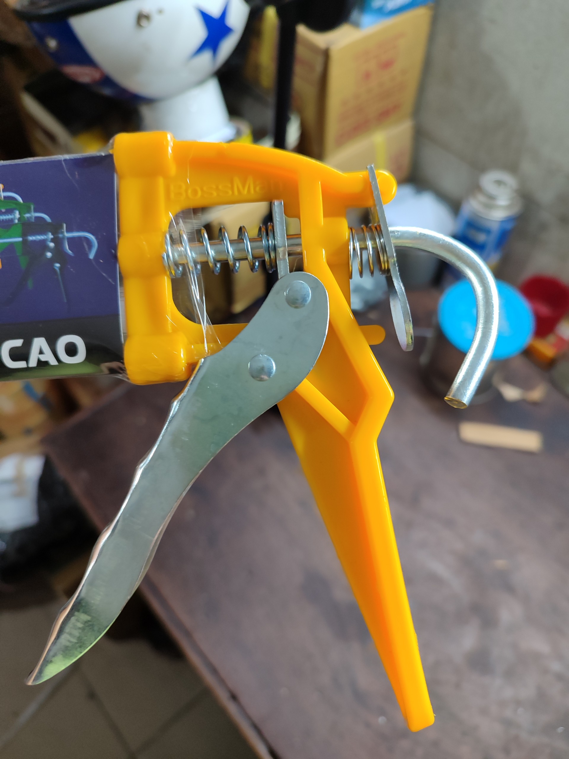 SÚNG BẮN KEO SILICONE BOSSMAN