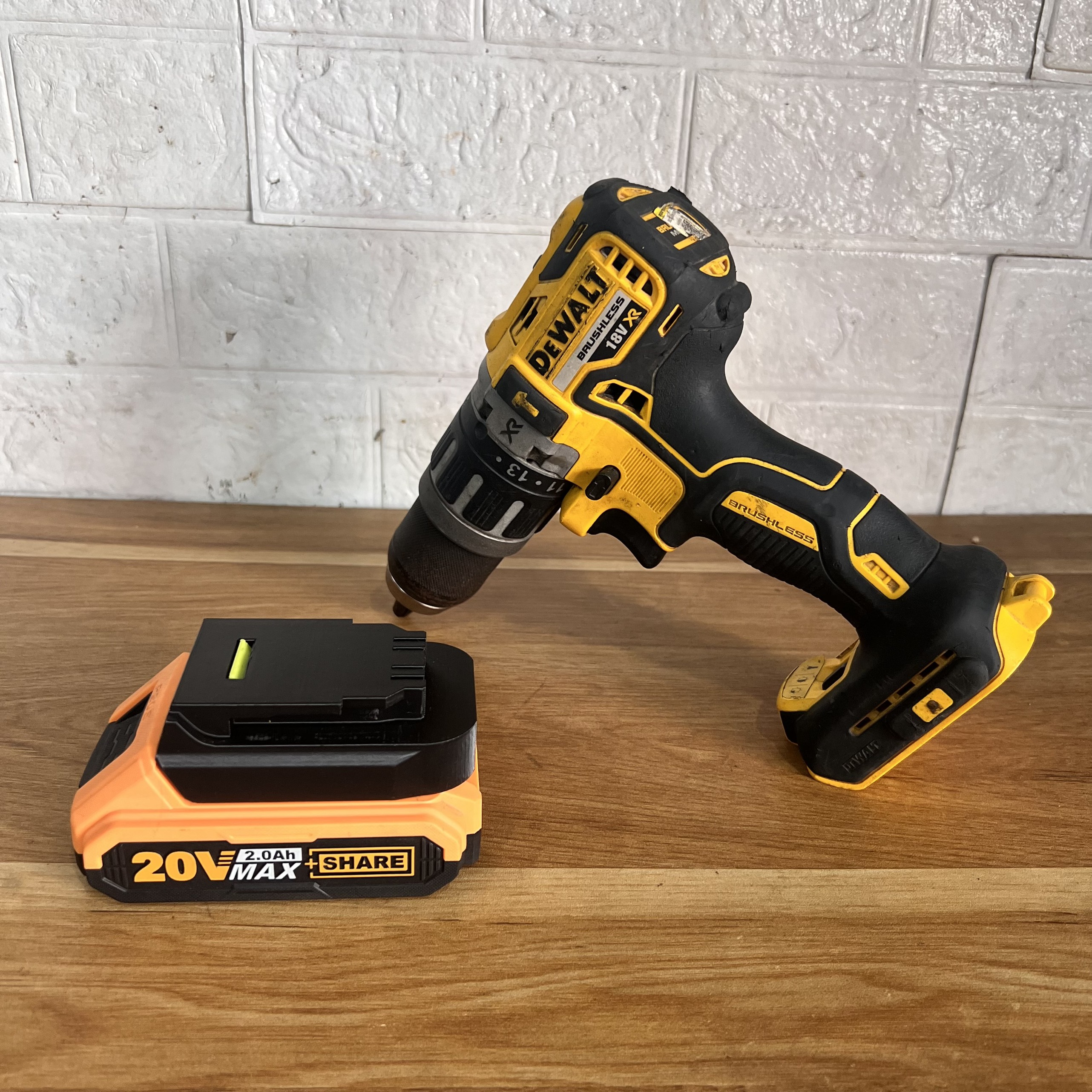 Đế chuyển pin Ingco - Total P20S maxshare dùng cho máy dewalt 20v